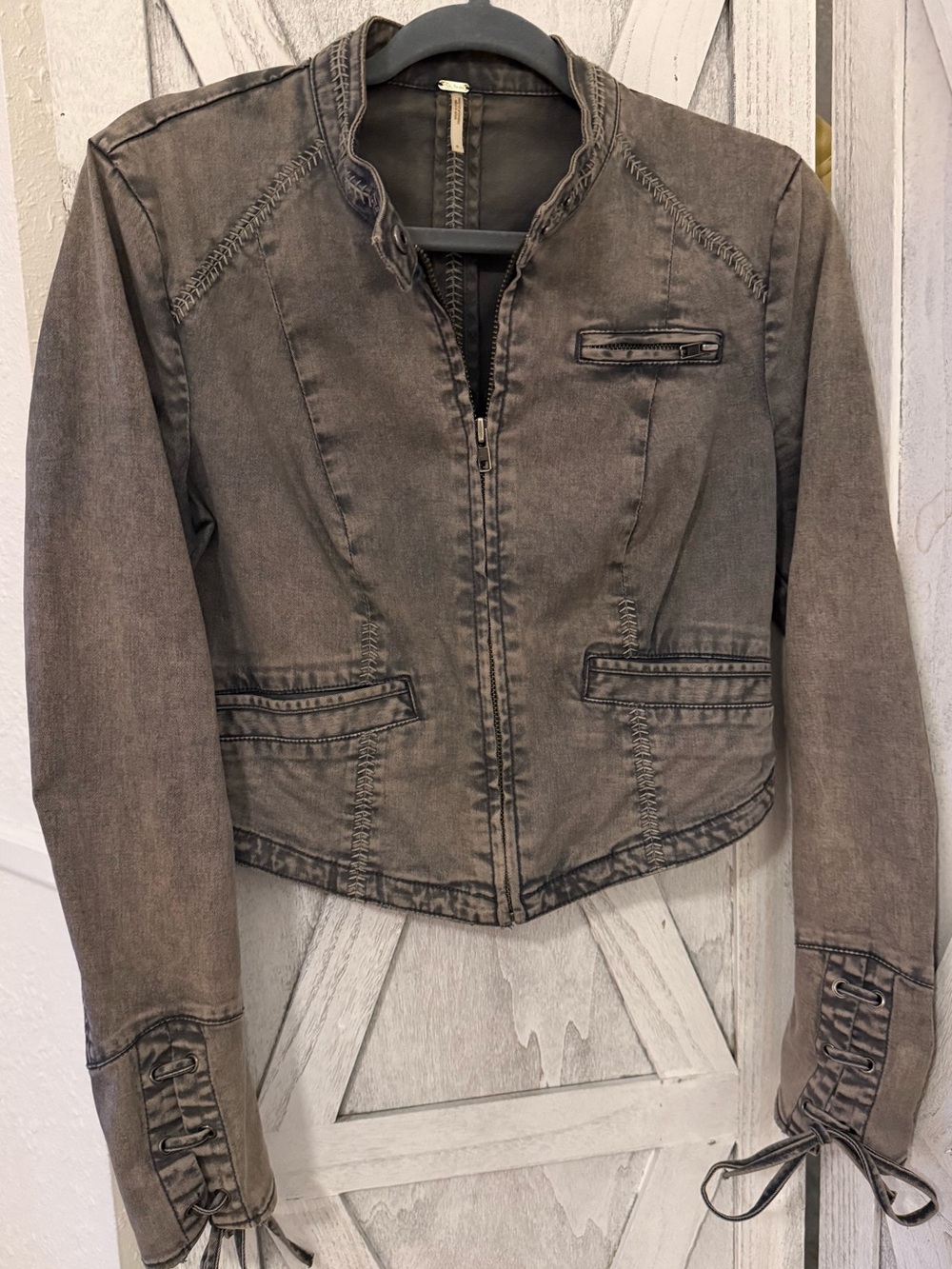 Free People Washed Gray Zip-Front Moto Jean Jacket! Beautiful! Size 6 flattering
